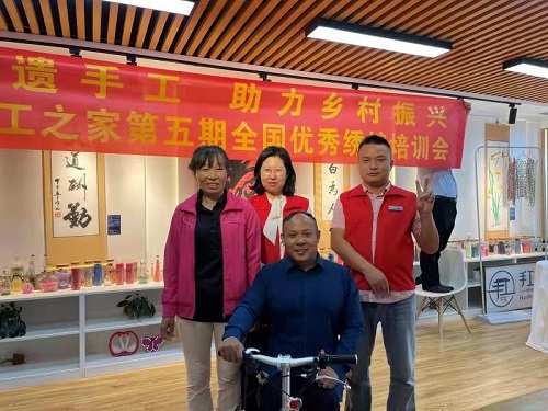 10月4日，拿回家做的手工活，珠繡串珠手工活代理加工項(xiàng)目的加工材料都有啥？看看就知道，圖為手工之家第五期優(yōu)秀繡娘培訓(xùn)會剪影