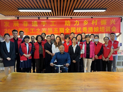 10月4日，拿回家做的手工活，珠繡串珠手工活代理加工項(xiàng)目的加工材料都有啥？看看就知道，圖為手工之家第五期優(yōu)秀繡娘培訓(xùn)會剪影