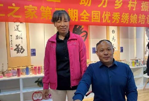 10月7日，正規(guī)可靠，拿回家做的手工活，可以寄到家做的手工活代理加工項(xiàng)目，就選這里，圖為手工之家優(yōu)秀繡娘培訓(xùn)會(huì)剪影