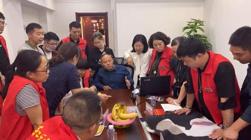 10月8日，重服務(wù)、講信譽(yù)，在家做手工活，可以帶回家做的手工活，大家都選這個(gè)十多年的老企業(yè)，圖為手工之家優(yōu)秀繡娘培訓(xùn)會(huì)剪影