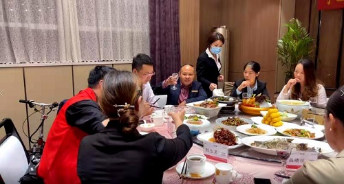 10月9日，實地考察，想接正規(guī)廠家的手工活，拿回家做的手工活就選非遺項目勵志珠珠繡，圖為手工之家第五期優(yōu)秀繡娘培訓(xùn)會接待剪影