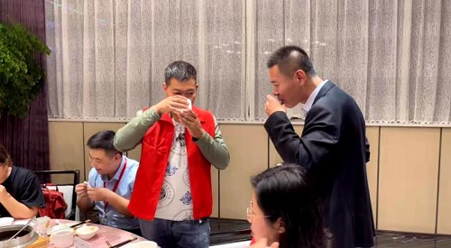 10月9日，實地考察，想接正規(guī)廠家的手工活，拿回家做的手工活就選非遺項目勵志珠珠繡，圖為手工之家第五期優(yōu)秀繡娘培訓(xùn)會接待剪影