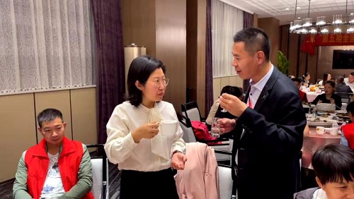 10月9日，實地考察，想接正規(guī)廠家的手工活，拿回家做的手工活就選非遺項目勵志珠珠繡，圖為手工之家第五期優(yōu)秀繡娘培訓(xùn)會接待剪影