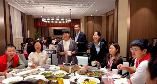 10月9日，實地考察，想接正規(guī)廠家的手工活，拿回家做的手工活就選非遺項目勵志珠珠繡，圖為手工之家第五期優(yōu)秀繡娘培訓(xùn)會接待剪影