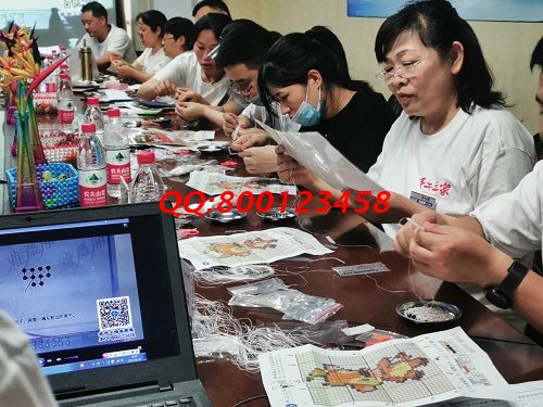 10月11日，想接正規(guī)廠家的手工活，找拿回家做的手工活，看好這兩點(diǎn)，可以放心選擇了，圖為手工之家優(yōu)秀繡娘往期培訓(xùn)會剪影