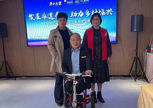 10月14日，手工活拿回家做，想接正規(guī)廠家的手工活，選擇非遺項(xiàng)目勵(lì)志珠珠繡的人很多，圖為手工之家歷次優(yōu)秀繡娘培訓(xùn)會(huì)部分參訓(xùn)人員與郝總合影