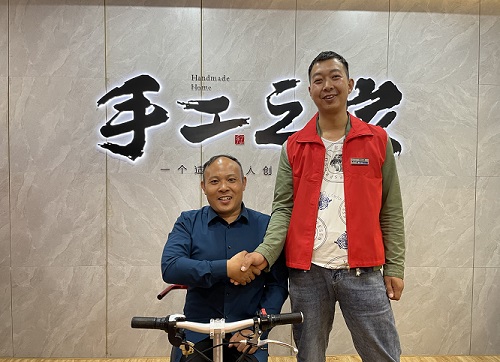 10月14日，手工活拿回家做，想接正規(guī)廠家的手工活，選擇非遺項(xiàng)目勵(lì)志珠珠繡的人很多，圖為手工之家歷次優(yōu)秀繡娘培訓(xùn)會(huì)部分參訓(xùn)人員與郝總合影