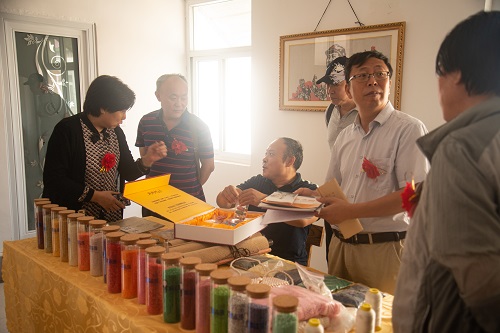 10月29日，拿回家做的手工活，想接正規(guī)企業(yè)的手工活，實地考察重不重要？圖為手工之家創(chuàng)始人參加一些活動的剪影