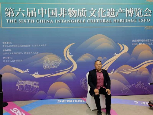 10月29日，拿回家做的手工活，想接正規(guī)企業(yè)的手工活，實地考察重不重要？圖為手工之家創(chuàng)始人參加一些活動的剪影