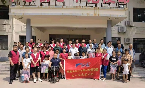 10月29日，拿回家做的手工活，想接正規(guī)企業(yè)的手工活，實地考察重不重要？圖為手工之家創(chuàng)始人參加一些活動的剪影