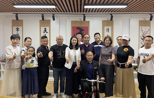 10月29日，拿回家做的手工活，想接正規(guī)企業(yè)的手工活，實地考察重不重要？圖為手工之家創(chuàng)始人參加一些活動的剪影