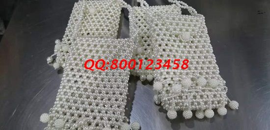 11月12日，多發(fā)材料，拿回家做的手工活，這個(gè)手工活外發(fā)加工企業(yè)一直這樣做，圖為勵(lì)志珠珠繡手工珠包成品實(shí)拍