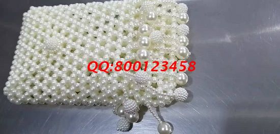 11月12日，多發(fā)材料，拿回家做的手工活，這個(gè)手工活外發(fā)加工企業(yè)一直這樣做，圖為勵(lì)志珠珠繡手工珠包成品實(shí)拍