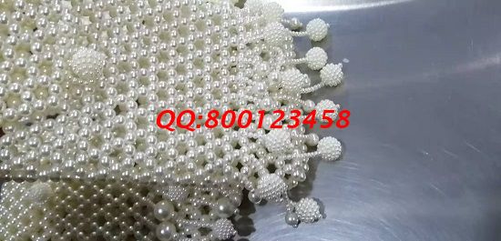 11月12日，多發(fā)材料，拿回家做的手工活，這個(gè)手工活外發(fā)加工企業(yè)一直這樣做，圖為勵(lì)志珠珠繡手工珠包成品實(shí)拍