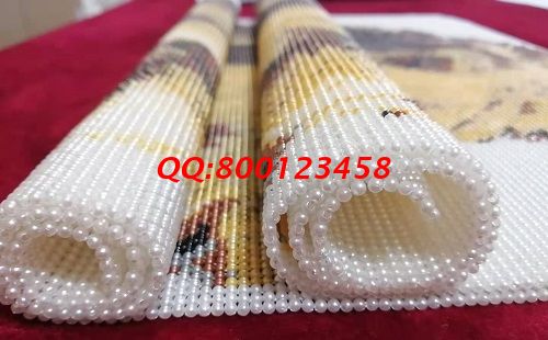 12月29日，元旦將至，在家做手工活掙錢，拿回家做的手工活，越來越多的人選擇這里的外發(fā)手工活，圖為勵(lì)志珠珠繡成品細(xì)節(jié)實(shí)拍