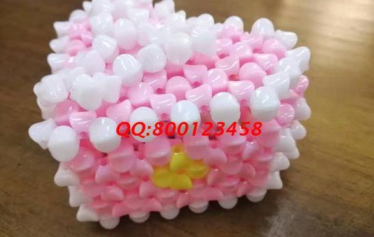 1月4日，想接正規(guī)廠家的手工活，做手工之家的珠繡串珠外發(fā)手工活，要對這里的產(chǎn)品了解，圖為勵志珠珠繡串珠產(chǎn)品實拍