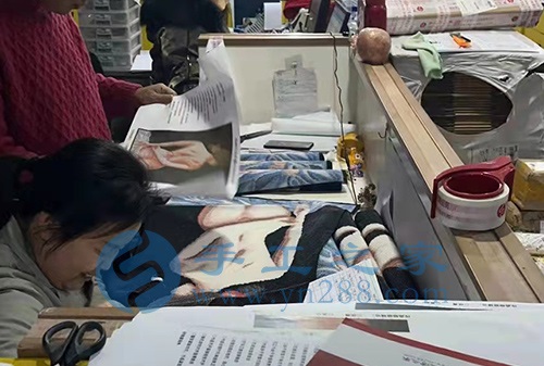 2月26日，在家做手工活靠譜，創(chuàng)意珠繡串珠手工活外發(fā)加工項(xiàng)目就來十多年的手工企業(yè)，圖為手工之家倉儲(chǔ)部日常工作剪影