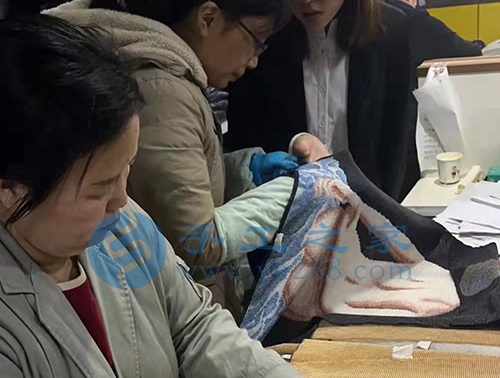 2月26日，在家做手工活靠譜，創(chuàng)意珠繡串珠手工活外發(fā)加工項(xiàng)目就來十多年的手工企業(yè)，圖為手工之家倉儲(chǔ)部日常工作剪影