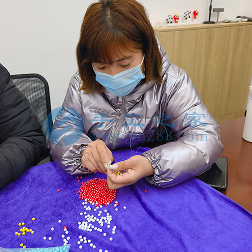 3月2日，帶回家做的手工活，珠繡串珠代加工手工活是手工之家外發(fā)加工的手工活項目，圖為加工人員來手工之家現(xiàn)場學習手工技能剪影