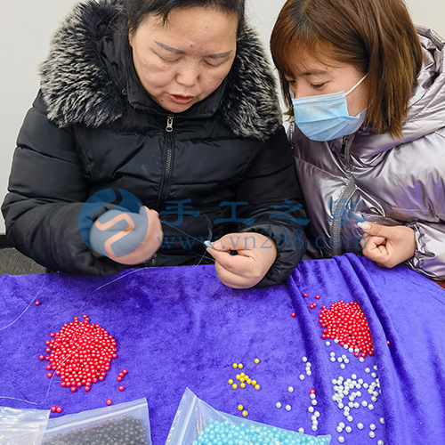 3月2日，帶回家做的手工活，珠繡串珠代加工手工活是手工之家外發(fā)加工的手工活項目，圖為加工人員來手工之家現(xiàn)場學習手工技能剪影