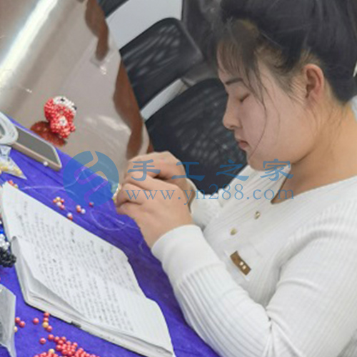 3月2日，帶回家做的手工活，珠繡串珠代加工手工活是手工之家外發(fā)加工的手工活項目，圖為加工人員來手工之家現(xiàn)場學習手工技能剪影
