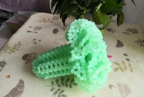 3月12日，穩(wěn)定可靠的手工活加工項目，正規(guī)外發(fā)手工活，選擇十多年的手工企業(yè)手工之家，圖為勵志珠珠繡串珠成品實拍