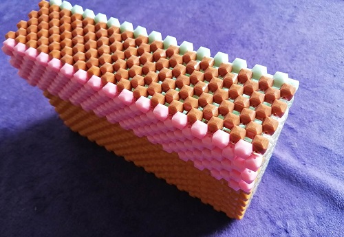 3月12日，穩(wěn)定可靠的手工活加工項目，正規(guī)外發(fā)手工活，選擇十多年的手工企業(yè)手工之家，圖為勵志珠珠繡串珠成品實拍