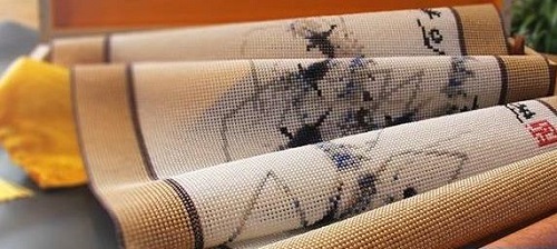 3月13日，在家做手工活，正規(guī)手工活外發(fā)加工企業(yè)的材料倉庫，是這樣對外寄發(fā)材料的，圖為勵志珠珠繡成品細節(jié)實拍