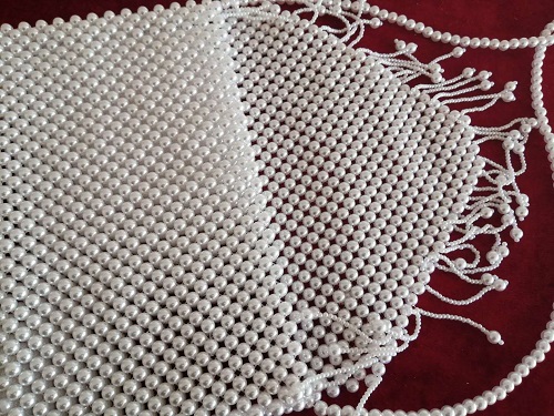 3月22日，手工活拿回家做，這個手工活代加工項目已經(jīng)十多年了，注重創(chuàng)新，可信可靠，圖為勵志珠珠繡串珠手工產(chǎn)品實拍