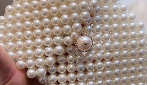 3月22日，手工活拿回家做，這個手工活代加工項目已經(jīng)十多年了，注重創(chuàng)新，可信可靠，圖為勵志珠珠繡串珠手工產(chǎn)品實拍