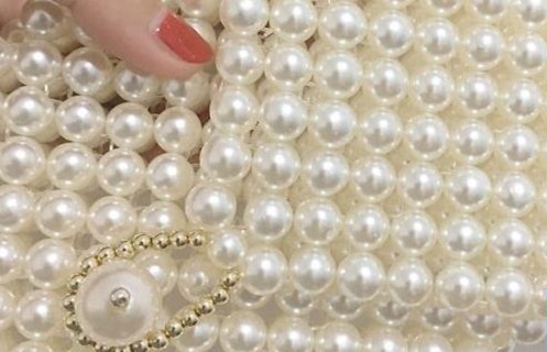 3月22日，手工活拿回家做，這個手工活代加工項目已經(jīng)十多年了，注重創(chuàng)新，可信可靠，圖為勵志珠珠繡串珠手工產(chǎn)品實拍