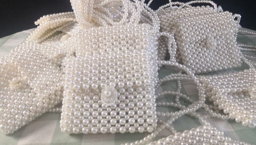 3月22日，手工活拿回家做，這個手工活代加工項目已經(jīng)十多年了，注重創(chuàng)新，可信可靠，圖為勵志珠珠繡串珠手工產(chǎn)品實拍