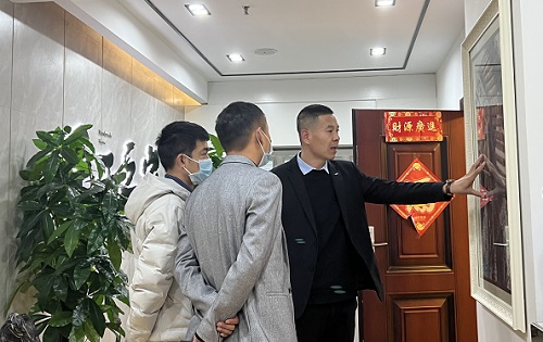 3月23日，想接正規(guī)廠家的手工活，純手工活外發(fā)加工項目，十多年的手工之家有非遺傳統(tǒng)手工珠繡，圖為手工之家接待考察合作加工客戶剪影