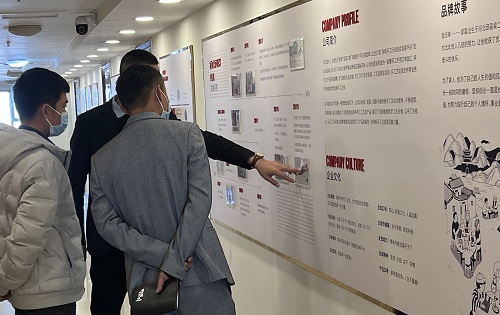 3月23日，想接正規(guī)廠家的手工活，純手工活外發(fā)加工項目，十多年的手工之家有非遺傳統(tǒng)手工珠繡，圖為手工之家接待考察合作加工客戶剪影