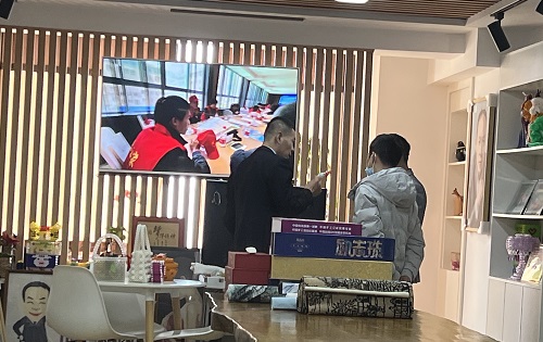 3月23日，想接正規(guī)廠家的手工活，純手工活外發(fā)加工項目，十多年的手工之家有非遺傳統(tǒng)手工珠繡，圖為手工之家接待考察合作加工客戶剪影