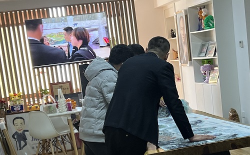 3月23日，想接正規(guī)廠家的手工活，純手工活外發(fā)加工項目，十多年的手工之家有非遺傳統(tǒng)手工珠繡，圖為手工之家接待考察合作加工客戶剪影