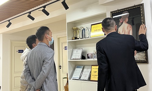 3月23日，想接正規(guī)廠家的手工活，純手工活外發(fā)加工項目，十多年的手工之家有非遺傳統(tǒng)手工珠繡，圖為手工之家接待考察合作加工客戶剪影