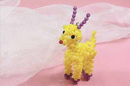 3月24日，農(nóng)村手工，手工外發(fā)，做手工活外發(fā)加工項目要好好做，圖為勵志珠珠繡串珠手工產(chǎn)品剪影