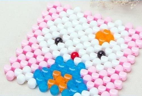 3月27日，年輕人也喜歡在家工作，把手工活拿回家做，手工之家會(huì)提供成品參考和驗(yàn)收標(biāo)準(zhǔn)，圖為勵(lì)志珠珠繡串珠手工產(chǎn)品剪影