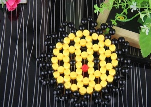 3月27日，年輕人也喜歡在家工作，把手工活拿回家做，手工之家會(huì)提供成品參考和驗(yàn)收標(biāo)準(zhǔn)，圖為勵(lì)志珠珠繡串珠手工產(chǎn)品剪影