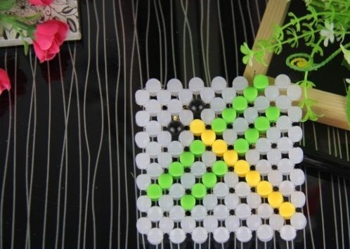 3月27日，年輕人也喜歡在家工作，把手工活拿回家做，手工之家會(huì)提供成品參考和驗(yàn)收標(biāo)準(zhǔn)，圖為勵(lì)志珠珠繡串珠手工產(chǎn)品剪影