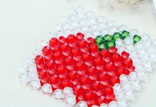 3月27日，年輕人也喜歡在家工作，把手工活拿回家做，手工之家會(huì)提供成品參考和驗(yàn)收標(biāo)準(zhǔn)，圖為勵(lì)志珠珠繡串珠手工產(chǎn)品剪影