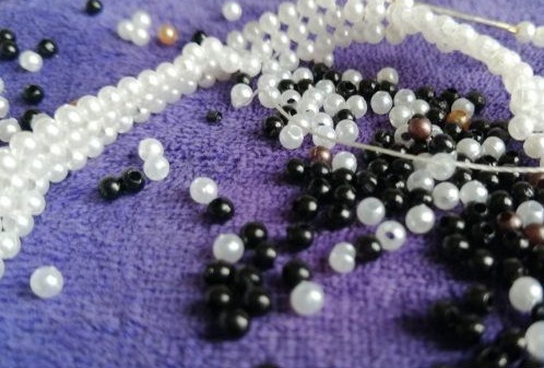 3月29日，手工活拿回家做，在家做手工活，手工之家為什么長期有活干？圖為勵志珠珠繡手工繡珠剪影