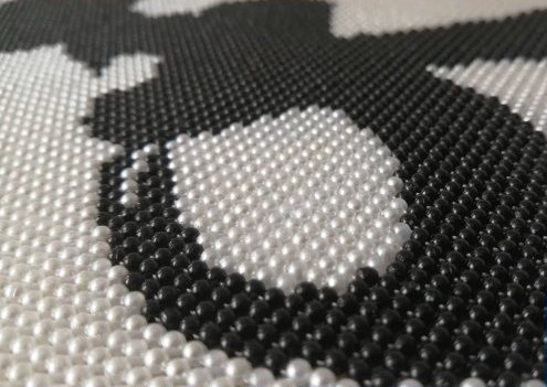 3月30日，可以帶回家做的手工活，什么人適合做手工之家的珠繡手工活外發(fā)加工項目，圖為勵志珠珠繡串珠手工產(chǎn)品實拍