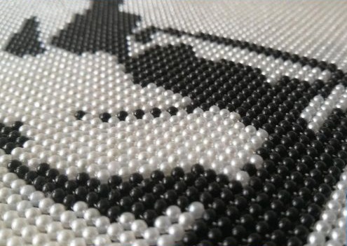 3月30日，可以帶回家做的手工活，什么人適合做手工之家的珠繡手工活外發(fā)加工項目，圖為勵志珠珠繡串珠手工產(chǎn)品實拍