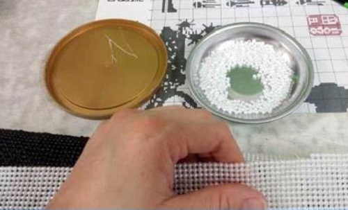 4月2日，在家做手工活掙錢，寄到家做的手工活，這個外發(fā)手工活的加工費如何結(jié)算？圖為勵志珠珠繡串珠手工產(chǎn)品剪影