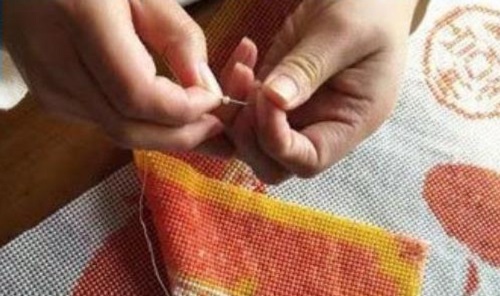 4月2日，在家做手工活掙錢，寄到家做的手工活，這個外發(fā)手工活的加工費如何結(jié)算？圖為勵志珠珠繡串珠手工產(chǎn)品剪影