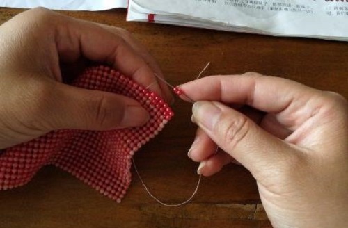 4月2日，在家做手工活掙錢，寄到家做的手工活，這個外發(fā)手工活的加工費如何結(jié)算？圖為勵志珠珠繡串珠手工產(chǎn)品剪影