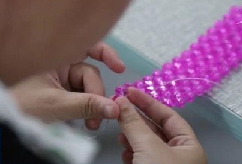 4月2日，在家做手工活掙錢，寄到家做的手工活，這個外發(fā)手工活的加工費如何結(jié)算？圖為勵志珠珠繡串珠手工產(chǎn)品剪影