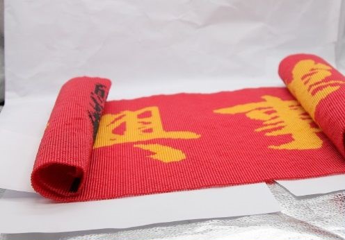 4月6日，拿回家做的手工活，沒有季節(jié)性的困擾，不受天氣的影響，珠繡串珠手工活外發(fā)加工項(xiàng)目很受歡迎，圖為勵(lì)志珠珠繡串珠手工產(chǎn)品剪影(圖1)